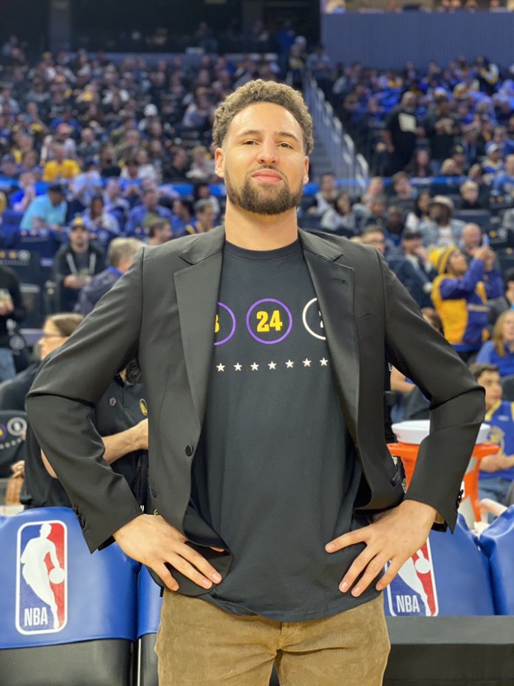 与库里一样,还处在养伤的克莱-汤普森则是穿着了一件勇士专门为缅怀