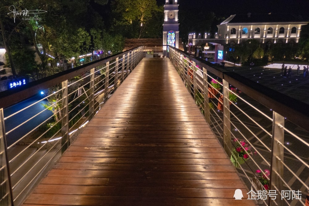 莫干山脚有个庚村文化集市夜景很美