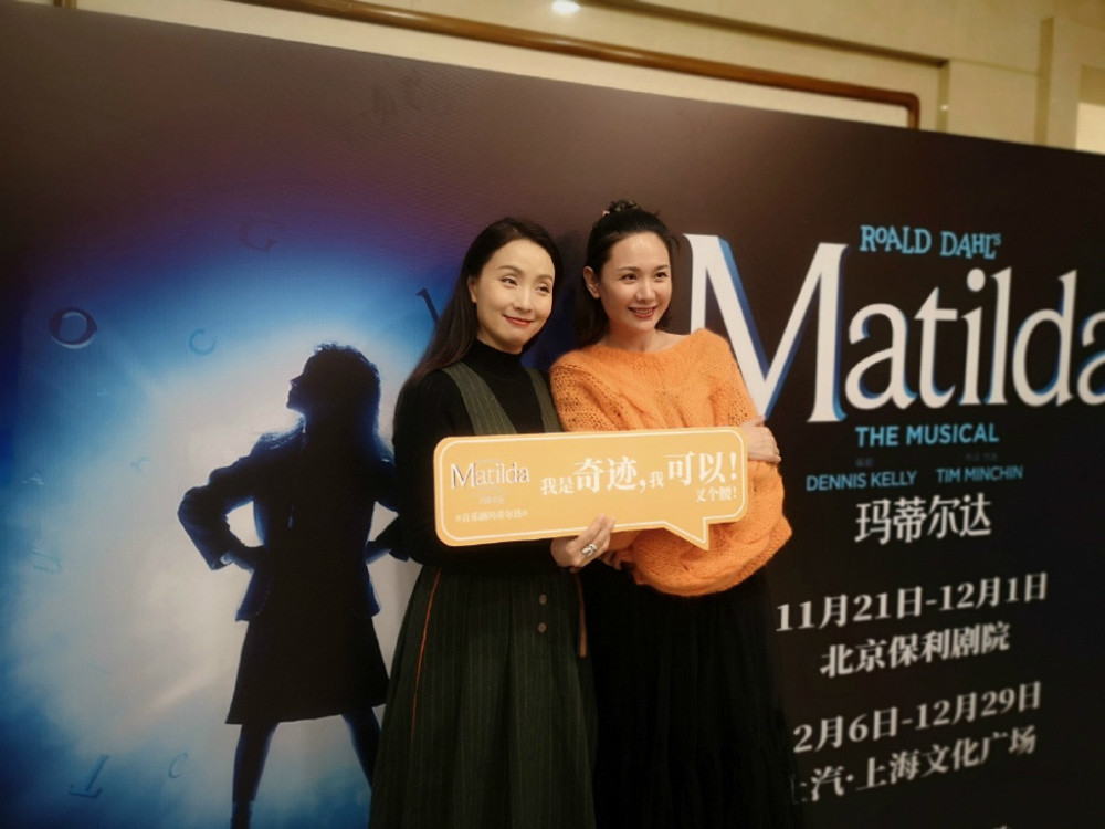 程莉莎"博眼球",新衣放着不穿,把带"窟窿眼"旧毛衣穿出时髦