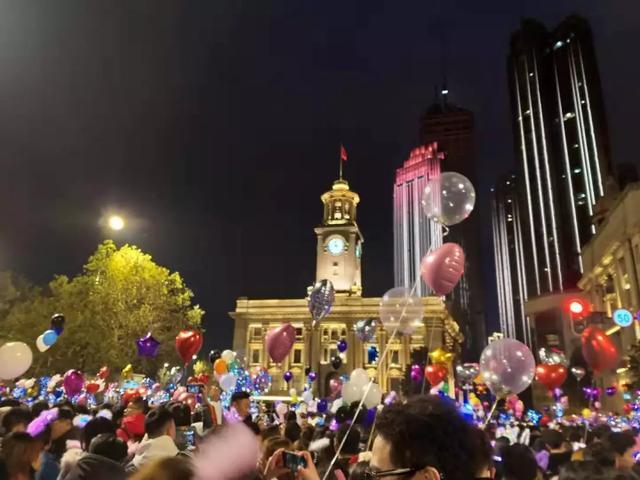 武汉江汉路那边有一个钟楼,每年跨年的时候,很多人会守着那个钟楼跨年