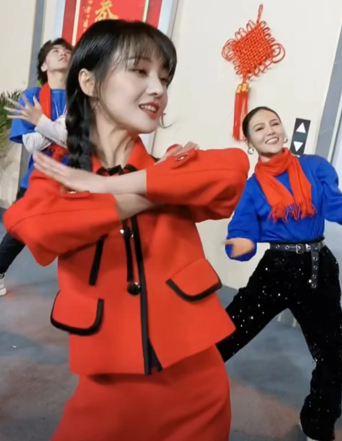 郑爽春晚小品花絮曝光,当她穿着红裙扭胯那一刻,生图美成贝微微