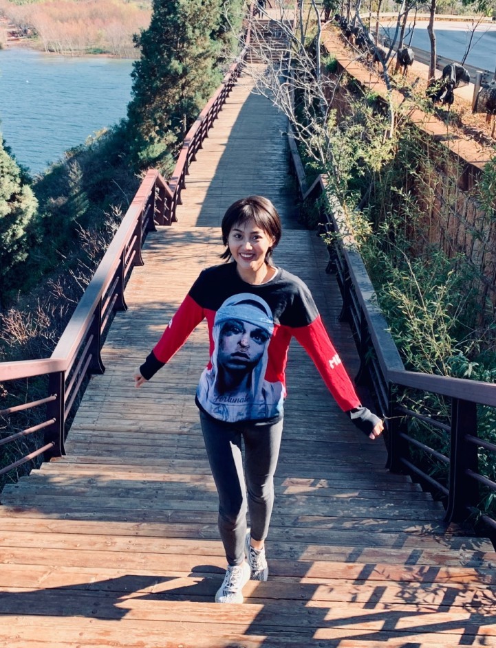 咖喱酱上学时身材很好以为是吹牛看清她穿学生裤时被打脸了