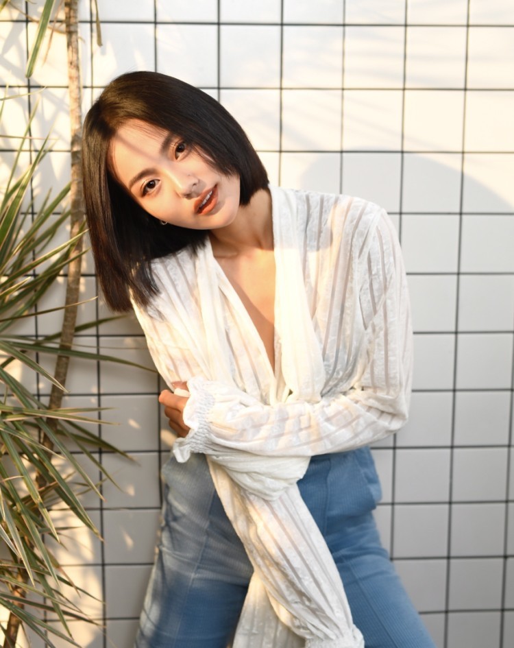 咖喱酱上学时身材很好以为是吹牛看清她穿学生裤时被打脸了