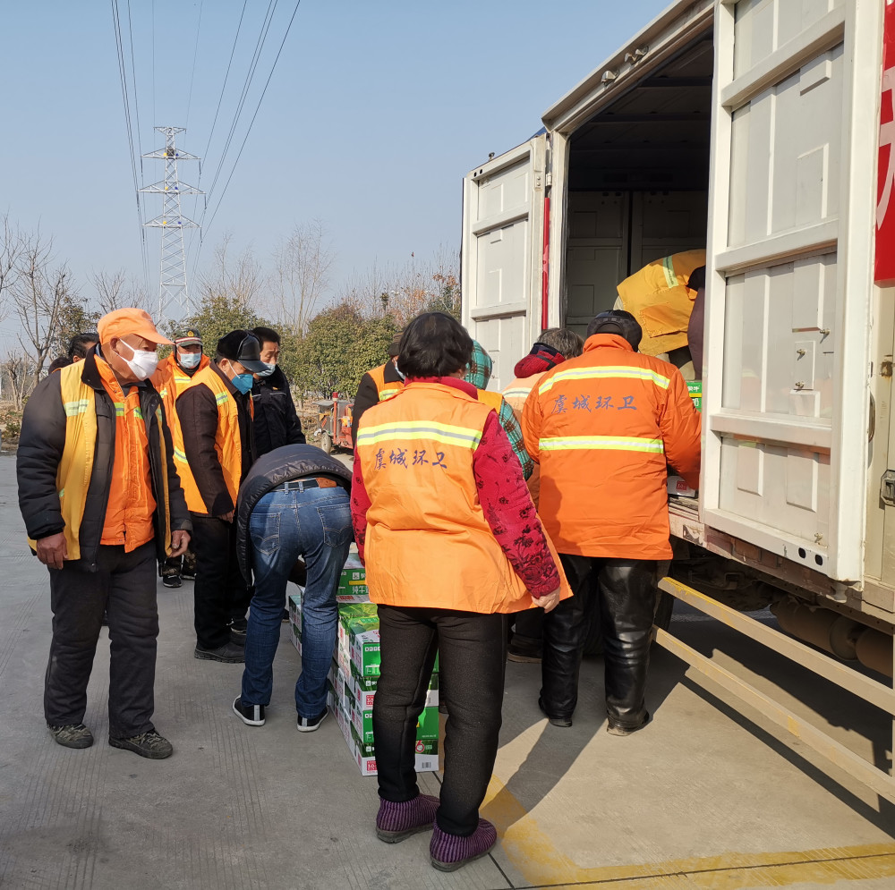 点赞他再次为虞城县环卫工人送来100箱牛奶