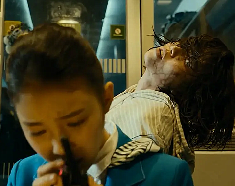 釜山行:丧尸母体跑入火车时,列车员真没看到?说出来怕你不信