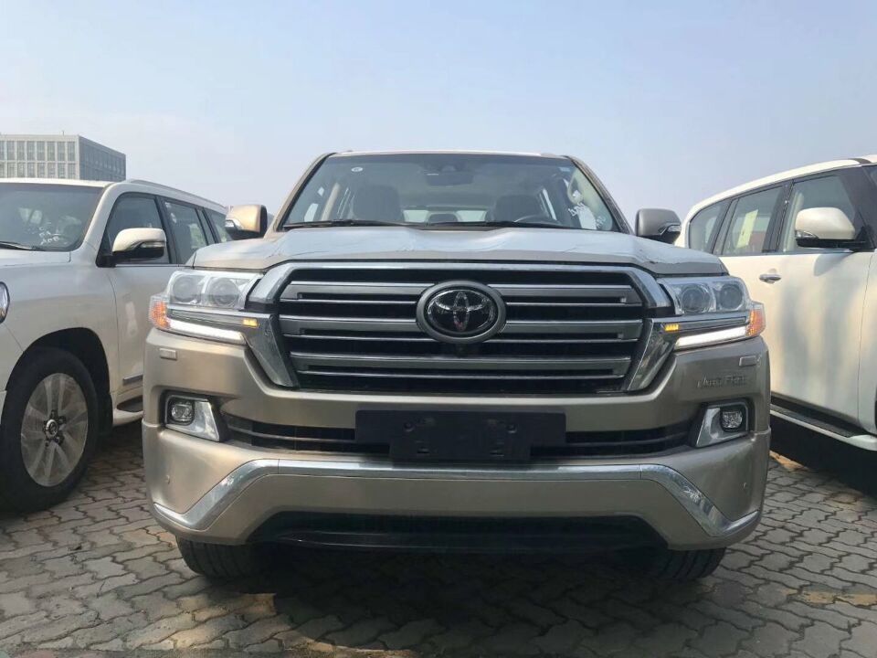 首批2021款丰田兰德酷路泽到港!预售55万,8缸动力 四驱,真霸气