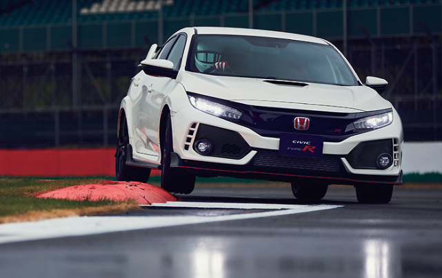 车身尺寸来看这台刚刚亮相的两厢版本田思域,依旧保持了家用紧凑级