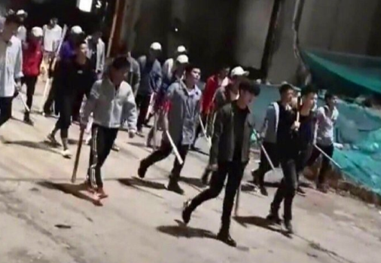 任嘉伦新剧演痞子穿着正装打群架粉丝大呼国超哥威武