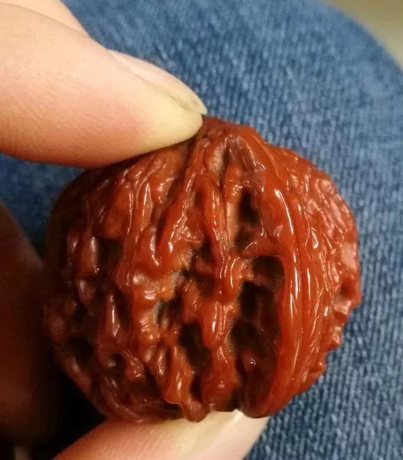 媳妇手麻买了对核桃给她7年包浆还挺好看的