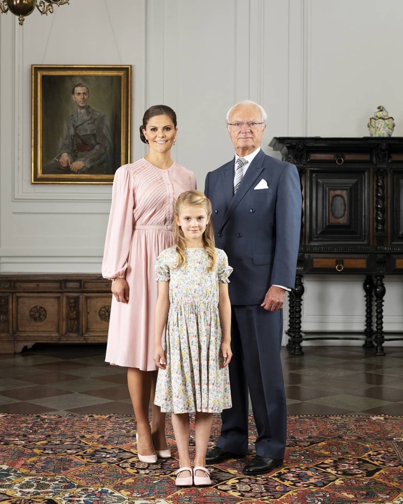 瑞典王室晒女王储全家福7岁公主头戴蝴蝶结未来小女王颜值高