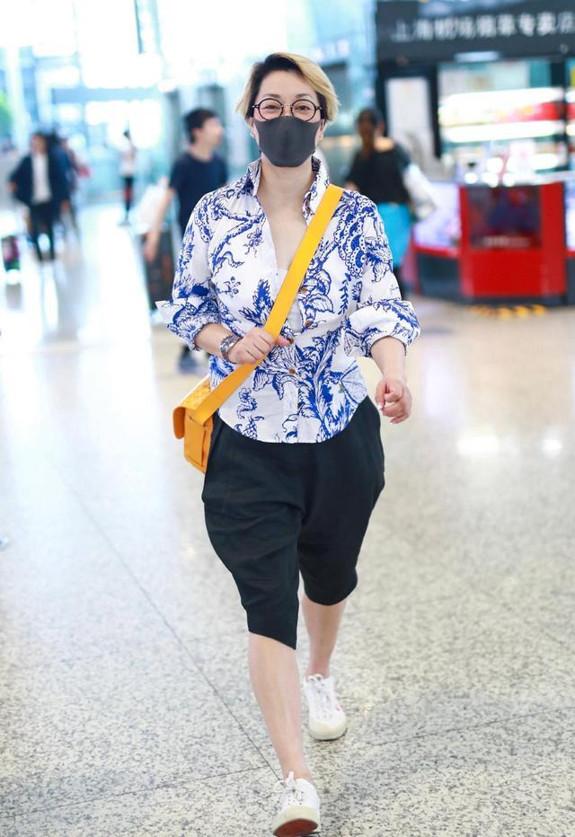 毛阿敏青花瓷印花衬衣 萝卜裤高级美 配上黑色口罩 哪有56岁 腾讯新闻