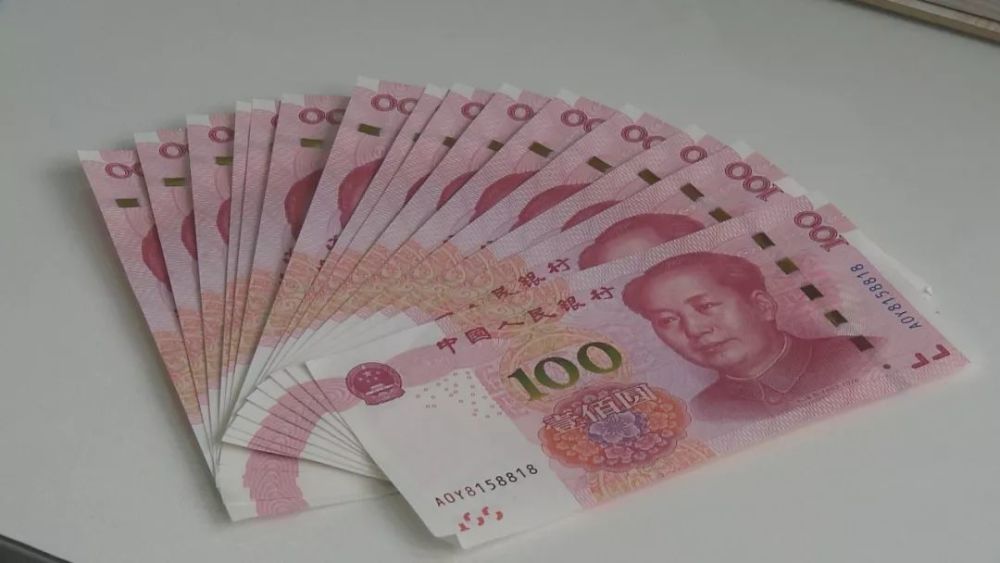 正在窗口值班的谌警官准备接待他时,这名男子突然拿出一叠人民币,放在