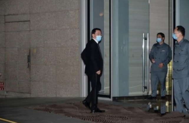 疫情期杨永晴办婚宴，酒店冷清一家包场，前男友陈冠希在家喜晒娃_腾讯新闻