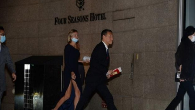 疫情期杨永晴办婚宴，酒店冷清一家包场，前男友陈冠希在家喜晒娃_腾讯新闻