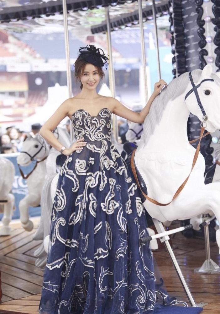 44岁林心如御姐范十足卷发配吊带连衣裙奔五年轻越发成熟优雅