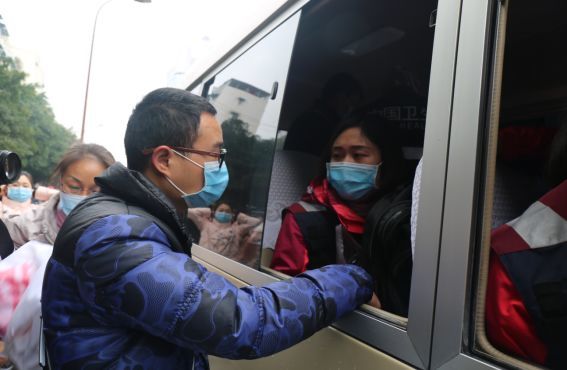 临出发前,付萍爱人一再叮嘱她注意一切安全