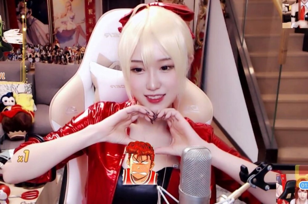 腐团儿最新cos出炉掀开衣服那一刻我心动了