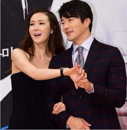 45岁崔智友气质依旧老公被曝曾是牛郎崔智友为其赎身