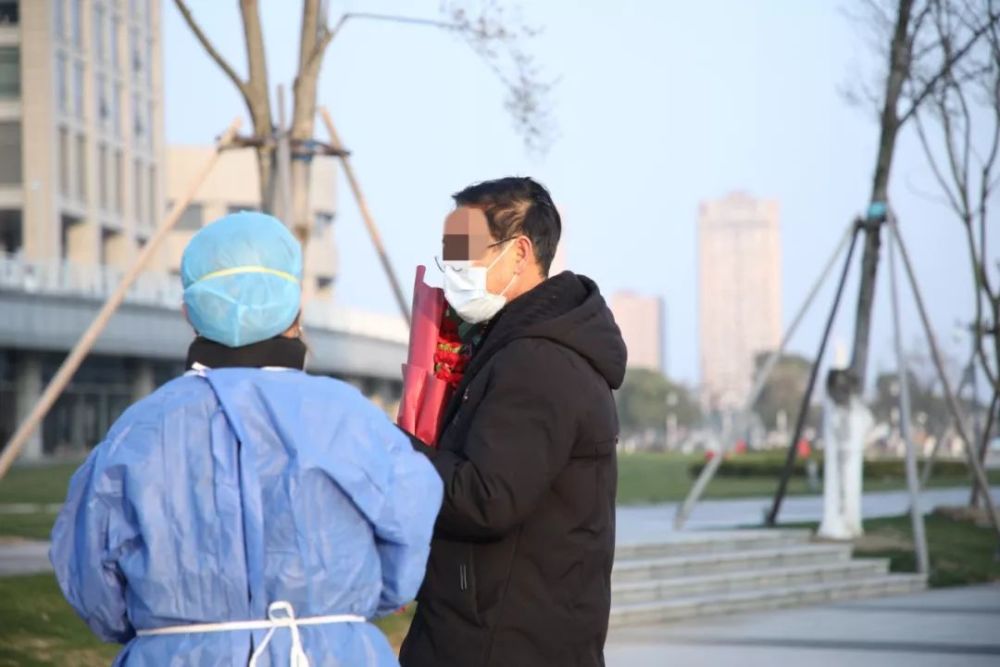 昆山首例新冠肺炎治愈者出院!_腾讯新闻
