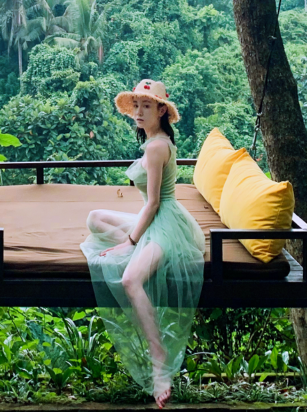 夏家三千金张檬再变脸晒度假照穿吊带身材也变成3d