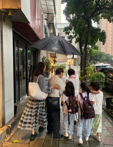 黎姿|黎姿晒十岁双胞胎女儿庆生照，穿小花裙露侧脸根本是“迷你黎姿”