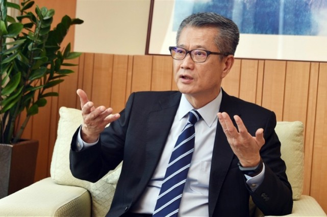 近日,香港财政司司长陈茂波发表网志称,"2021年将标志着香港经历由乱