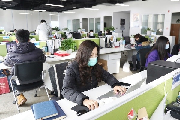 虹桥旭辉企业总部园:上班错岗,用餐错时 现场员工不足三分之一