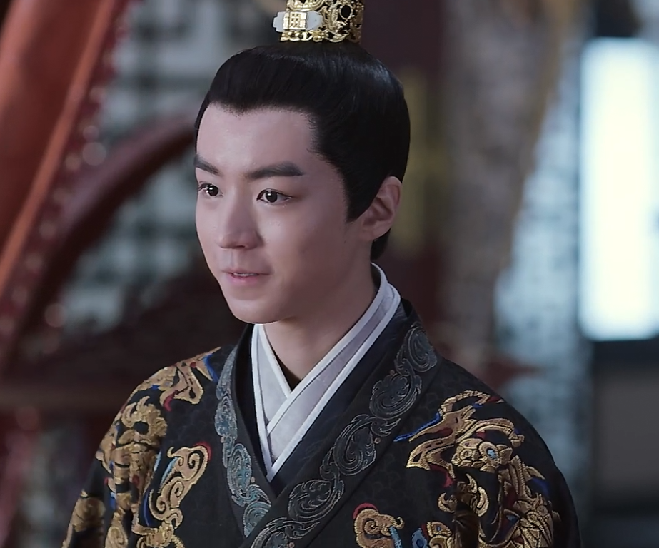 有种懒叫王俊凯演皇上,坐着还要拿小板凳靠上,就怕坐直了腰疼