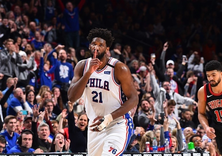 离队前兆恩比德引用巴特勒名言回应76人球迷巴特勒来热火吧