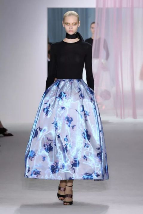 look)给五十年代留下深深的印记,"swing skirt"大伞裙成为当时