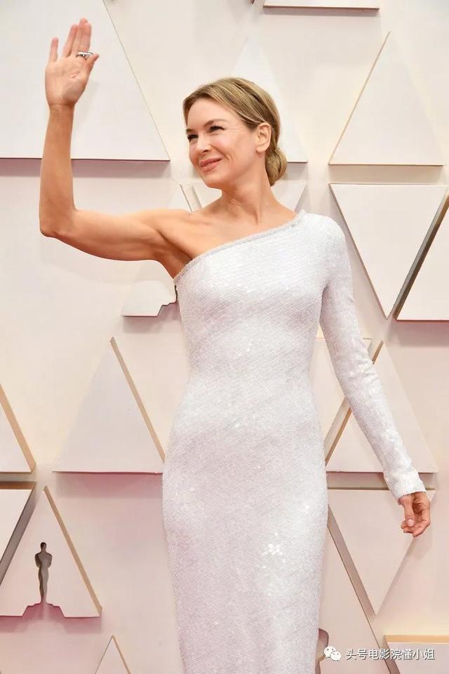 50岁奥斯卡影后翻身金凯瑞前女友被质疑整容沉寂多年仍单身