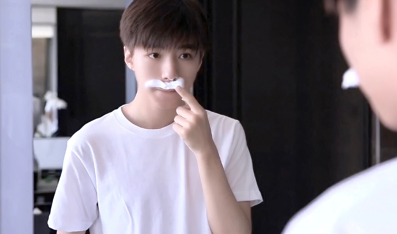 王俊凯早晨起来刮胡子,涂上泡沫之后,拿刮胡刀的样子不要太a!