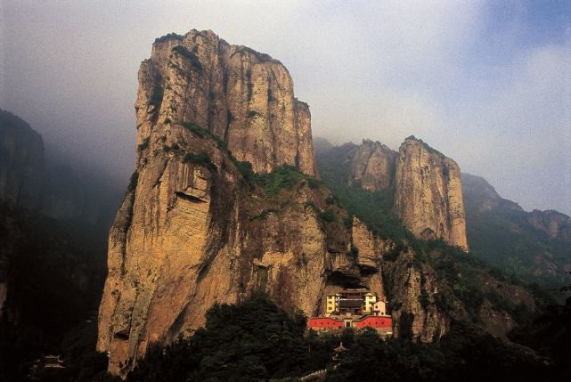 灵峰北斗洞合掌峰 叶金涛摄灵岩灵岩被人视为雁荡山的"明庭".