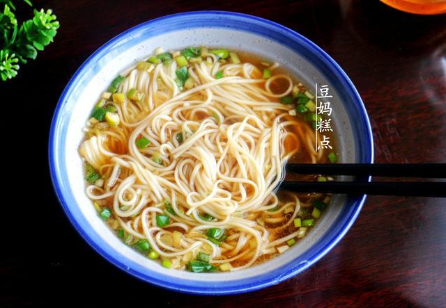 好简单的葱花面条 5分钟做够一家人吃 鲜香味美 葱花面 猪油 调味汁 葱花 面条