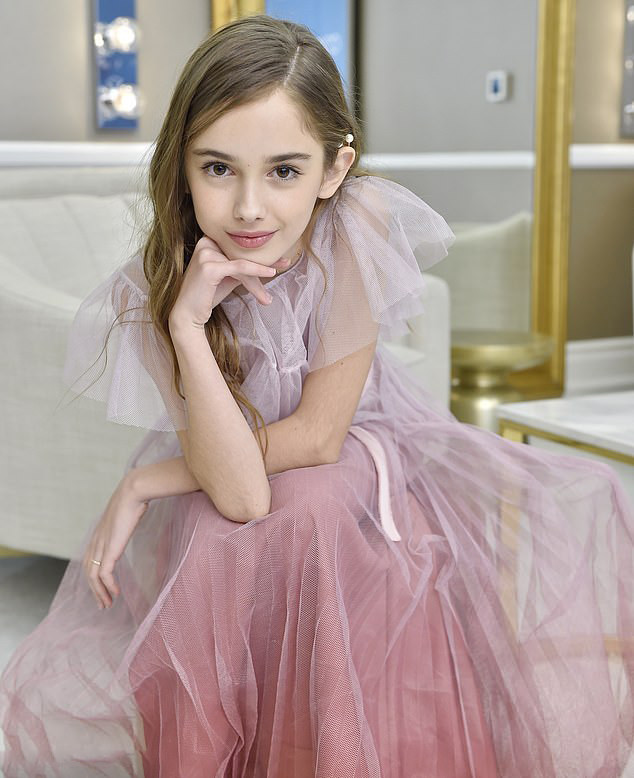 童星茱莉亚亮相奥斯卡红毯穿粉色公主裙真甜美发型太气质