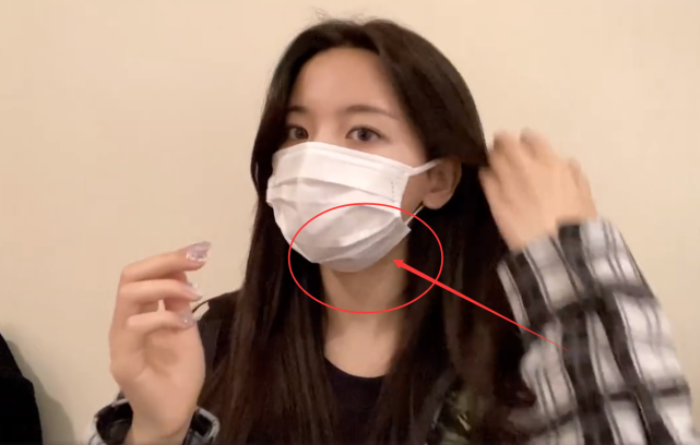 杨超越戴一次性口罩,别人戴只能遮到口鼻,她却能裹住下巴颏