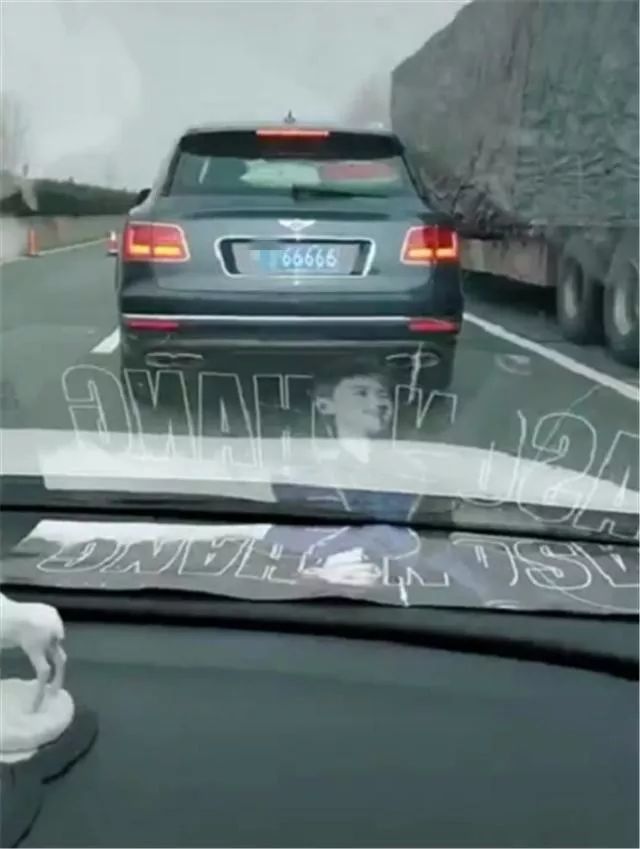 网友偶遇罕见 茶色 宾利添越 挂 五连号车牌 腾讯新闻