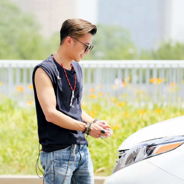 谢霆锋现身,穿黑色夹克搭牛仔裤,不仅显沉稳还显得很酷!