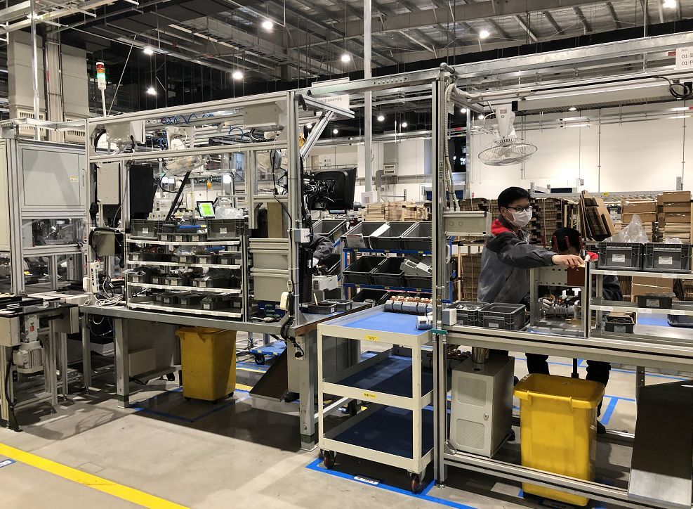 宸鸿科技厂区员工们都自觉地隔桌而坐上午8点半,在宸鸿科技厂区门口