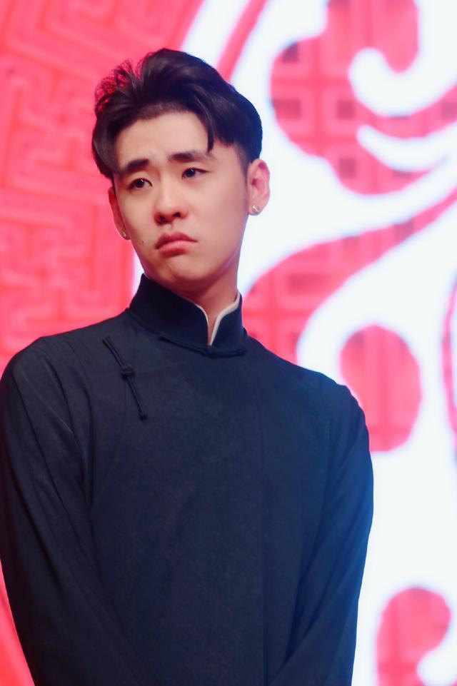张云雷晒近照刘海长的能扎辫子了网友这是辫儿个哥本人