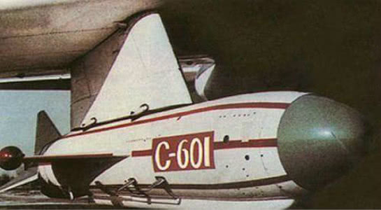 在看中轰6后,当即便下了4架轰6d以及配套的50枚c601反舰导弹的大单,这