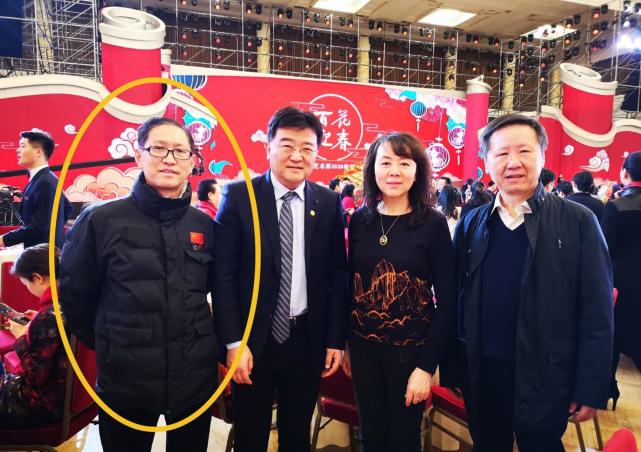 的确,佟丽娅的父亲佟吉生不仅创作了《美丽新疆》,《面纱遮不住你的美