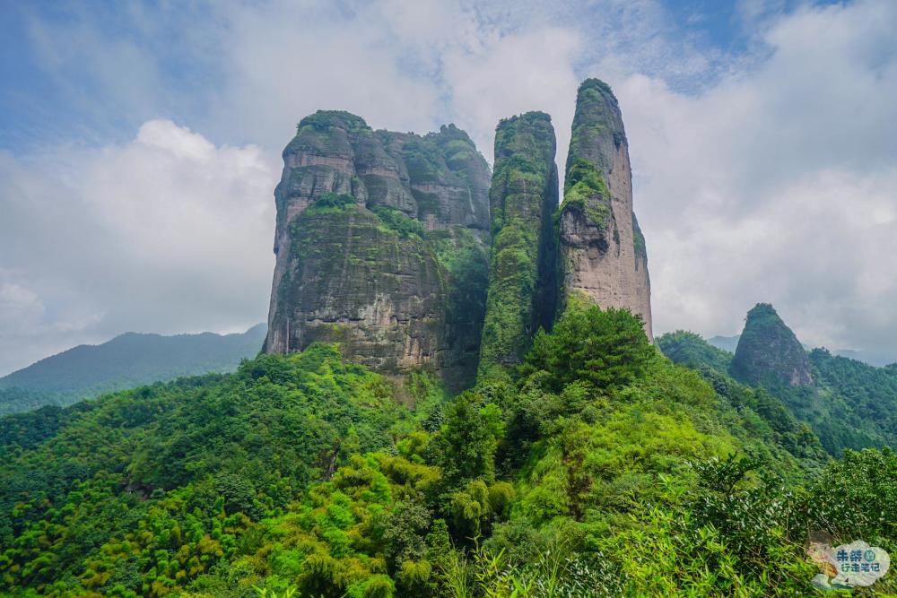 這要得益於江郎山為我國典型的丹霞地貌景觀.