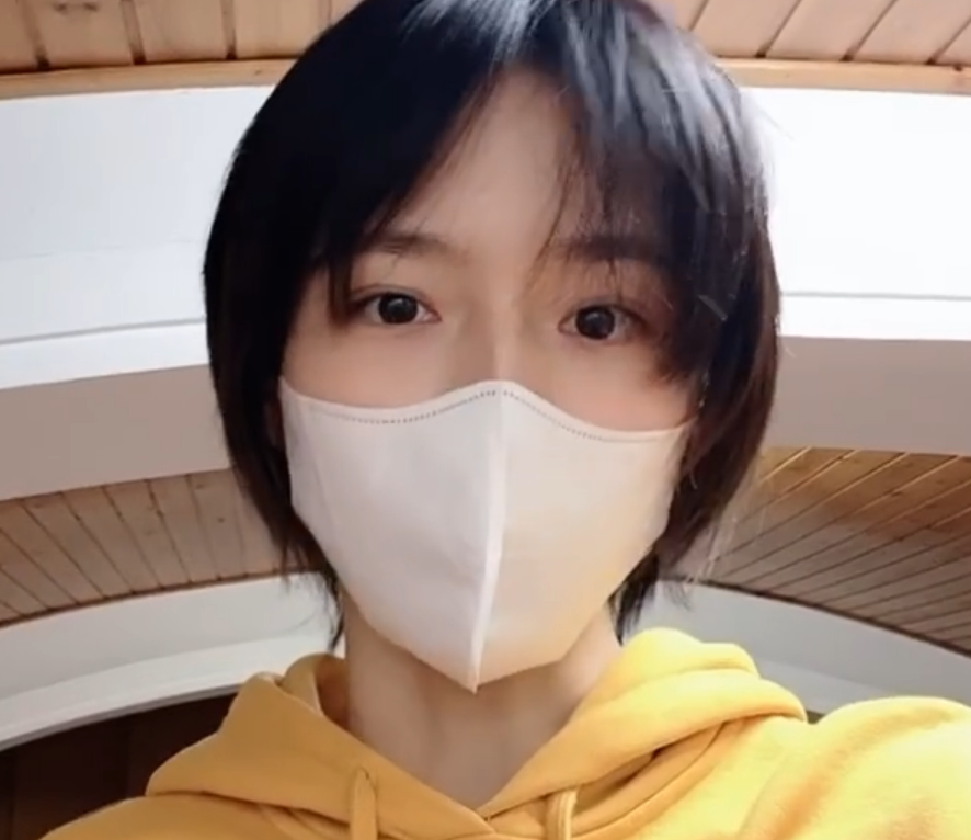 "诸葛大力"录视频为疫区加油,不曾想她素颜引关注,这状态我慕了