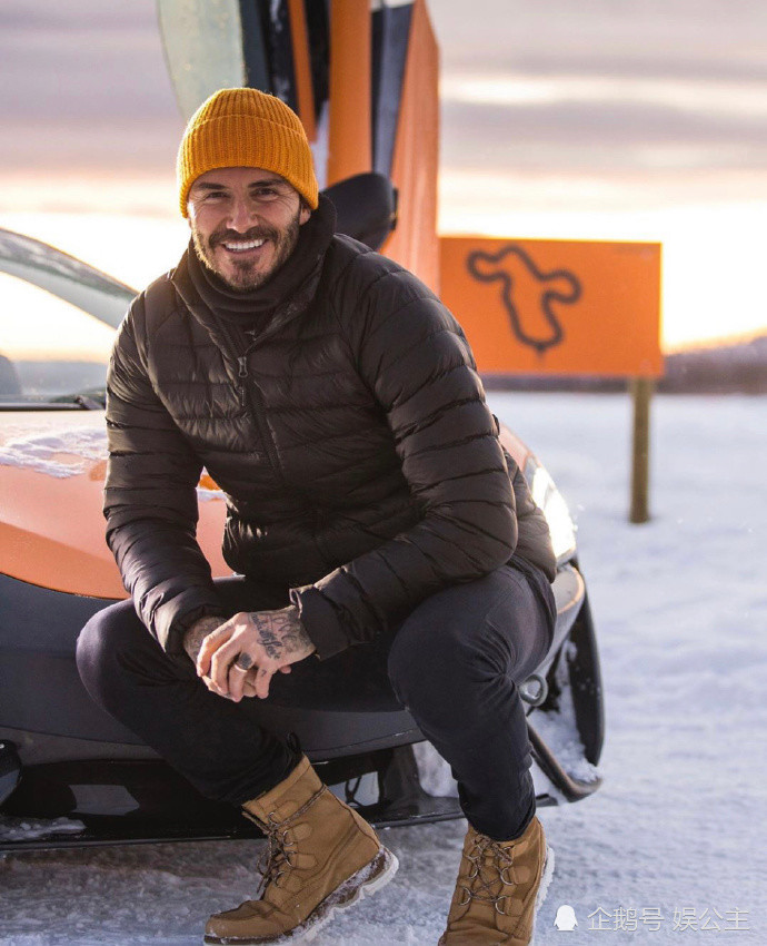 贝克汉姆找各种角度自拍,被老婆发现腼腆一笑,脚趾傲娇地翘起!