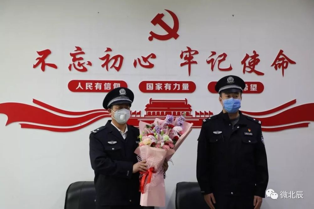 纪念品上写着"献身警营 荣耀一生,感谢赵国欣同志的辛勤付出和无私