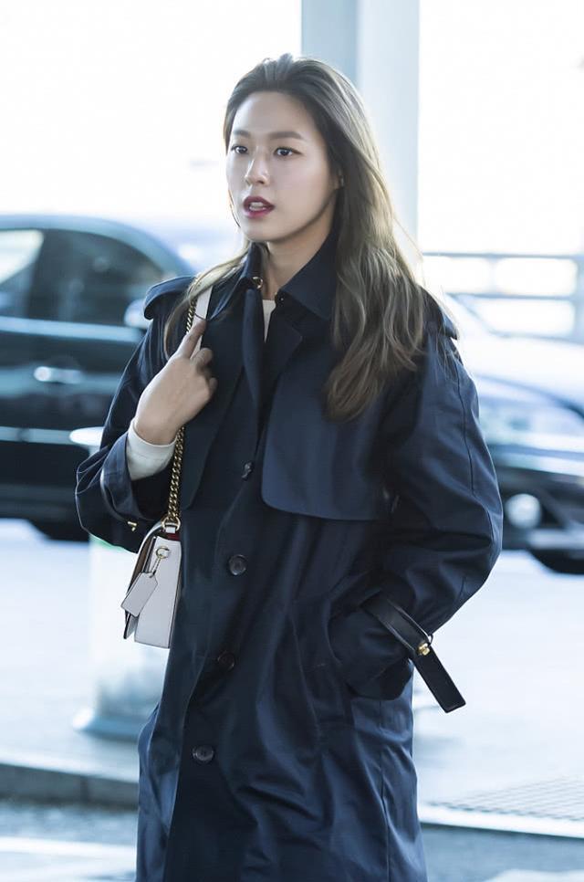女艺人金雪炫街拍长发披肩有女人味身材好穿长款风衣也不显矮