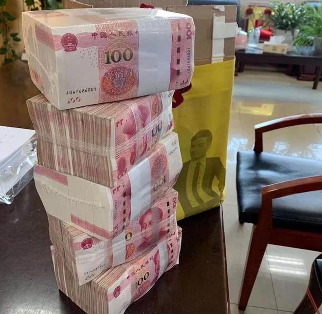 常州一老人扔下50万现金转身就走问及身份老人回答让人动容