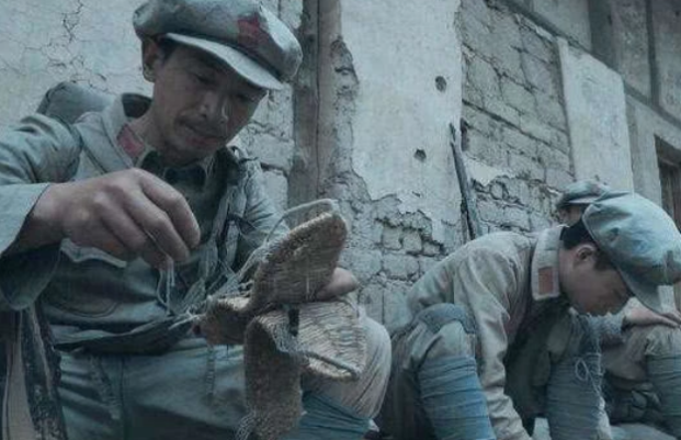 八路军缴获大量日军军靴,为何还要穿草鞋?老兵们含泪说出原因