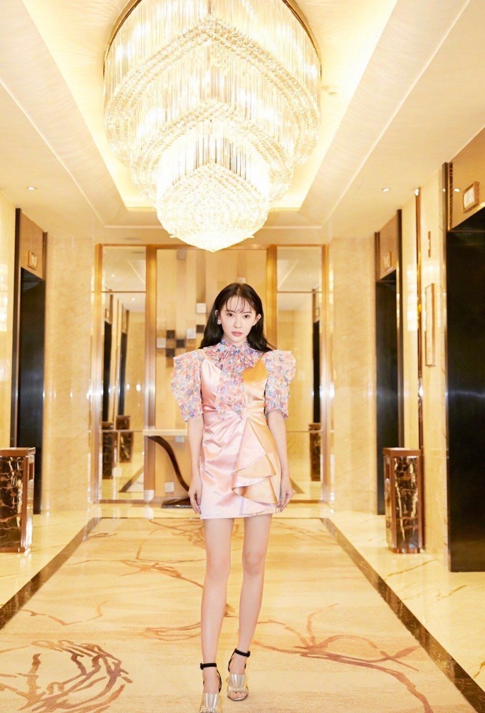 没想到《爱情公寓》诺澜是腿精,浑身只穿一件衬衫,腿却比电棒细